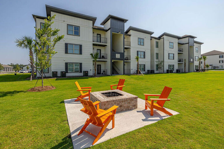 Atlantic Breeze Apartments - Outdoor Space with Fire Pit